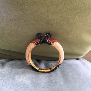 Swan design clasp bracelet